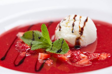 kase lezzetli çilek çorbası 