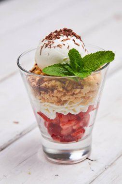 çilek ve dondurma ile harap