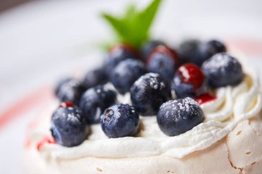 beze tatlı taze çilek ile