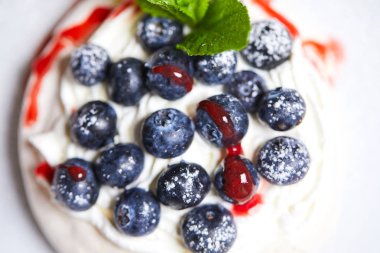 beze tatlı taze çilek ile