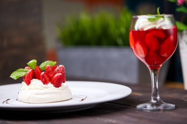 beze tatlı taze çilek ile