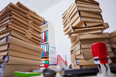 Kağıt dosyalar yığınları