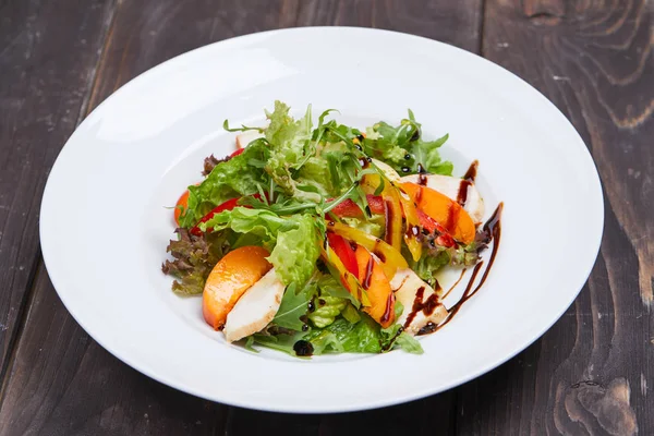 Salat mit gegrilltem Pfirsich — Stockfoto