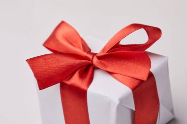 Kırmızı kurdeleli hediye kutusu