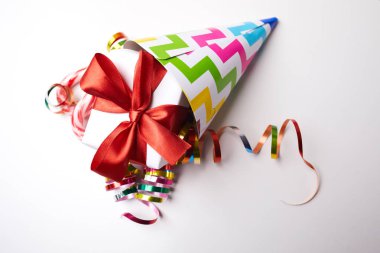 hediye ve kurdeleler ile parti şapkası