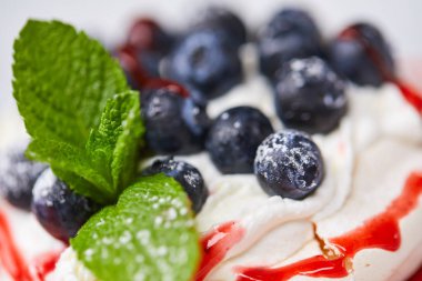 beze tatlı taze çilek ile