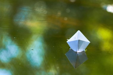 küçük kağıt tekne 