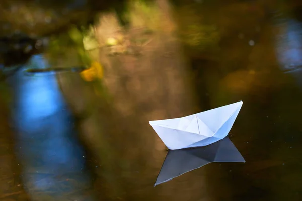 Pequeño barco de papel —  Fotos de Stock