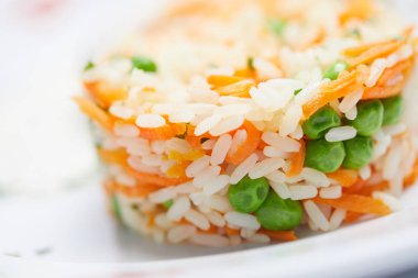 Sebze ile lezzetli pirinç 