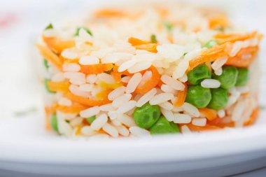 Sebze ile lezzetli pirinç 