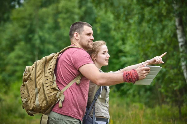 Zwei Reisende im Wald — Stockfoto