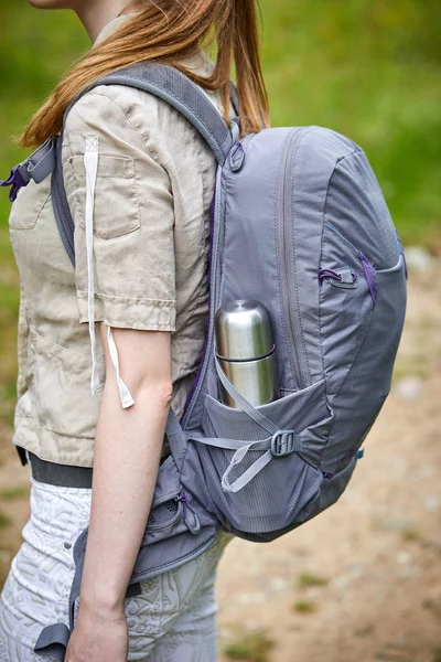 Jonge vrouw met rugzak op weide — Stockfoto