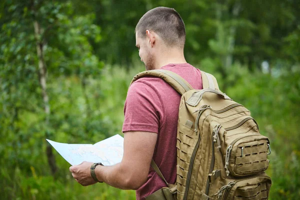 harita üzerinde çayır ile genç adam
