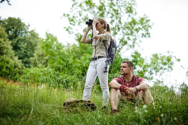 Два человека в лесу — стоковое фото