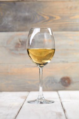 Bir bardak beyaz şarap