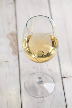 Bir bardak beyaz şarap