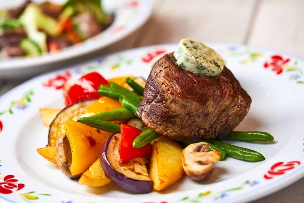 Tasty steak with vegetables — Stock Photo, Image