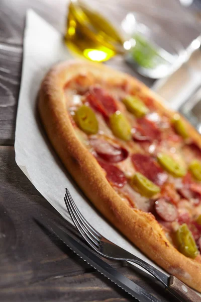 Frische leckere Pizza — Stockfoto