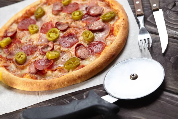 Färska välsmakande pizza — Stockfoto