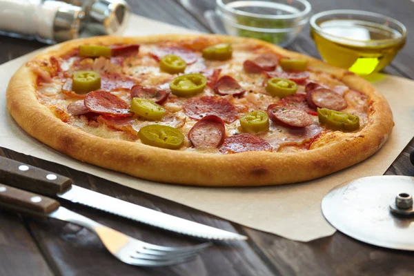 Färska välsmakande pizza — Stockfoto