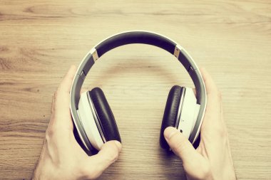 kulaklık holding eller 