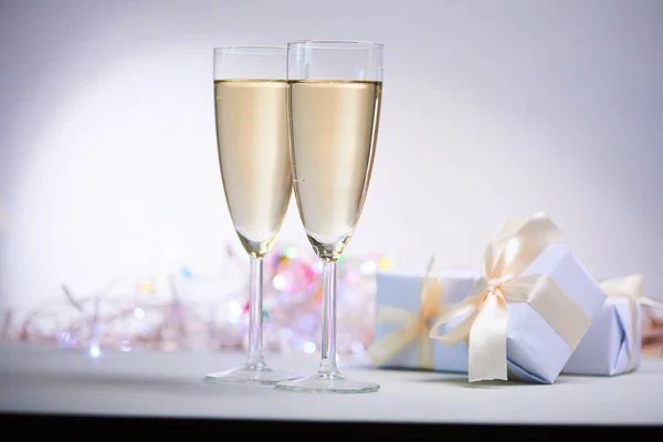 Twee elegante champagneglazen — Stockfoto
