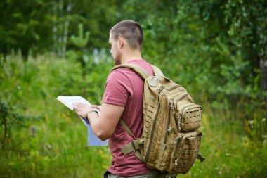 harita üzerinde çayır ile genç adam