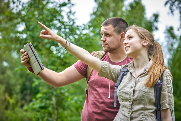 Due viaggiatori nella foresta — Foto Stock