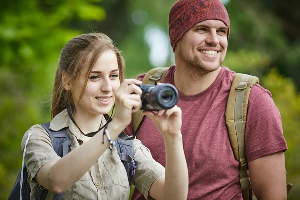 Due viaggiatori all'aperto — Foto Stock