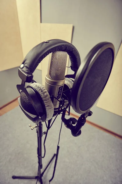Mikrofon i en inspelningsstudio — Stockfoto