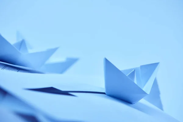 Papper origami båtar — Stockfoto