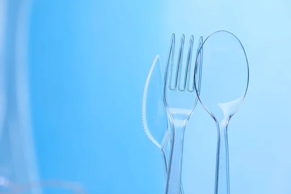 Cuchillo de plástico con cuchara y tenedor — Foto de Stock