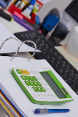 Tablo üzerinde ofis, banka donatımı