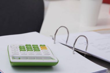 Tablo üzerinde ofis, banka donatımı