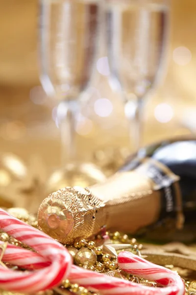 Champagnefles met snoepjes — Stockfoto