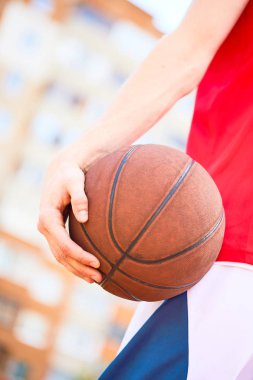 basketbol topu tutan adam