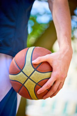 basketbol topu tutan adam