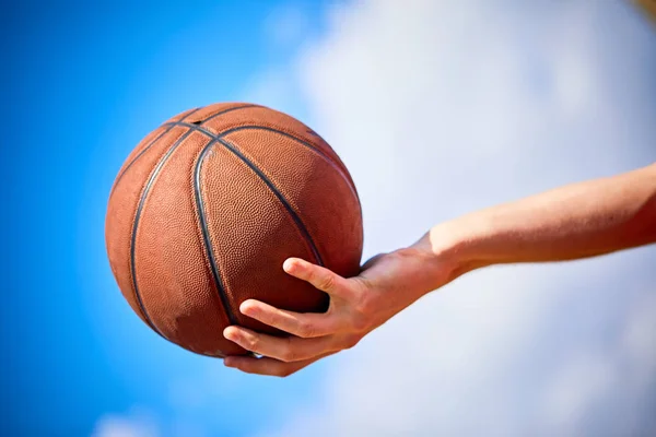 Man med basket boll — Stockfoto