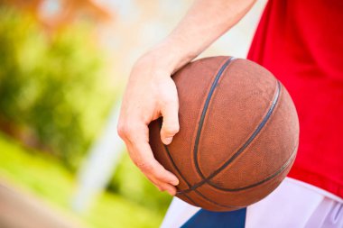 basketbol topu tutan adam