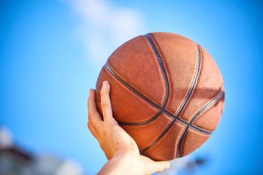 basketbol topu tutan adam