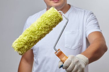 bezi ile çalışan adam