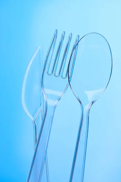 Plastic mes met lepel en vork — Stockfoto