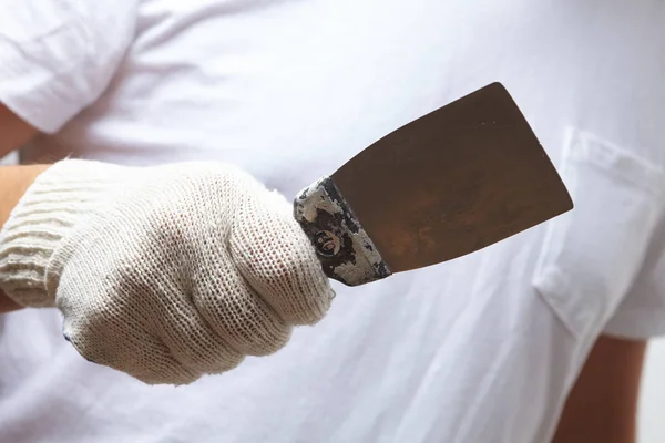 Men working with putty knife — Stock Photo, Image