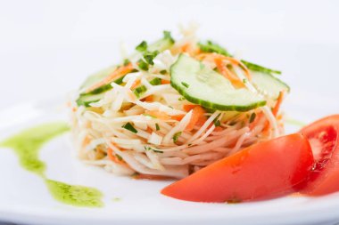 Beyaz tabak taze salata 