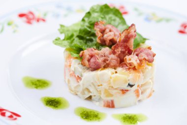 Beyaz tabak taze salata 