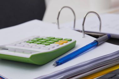 Tablo üzerinde ofis, banka donatımı