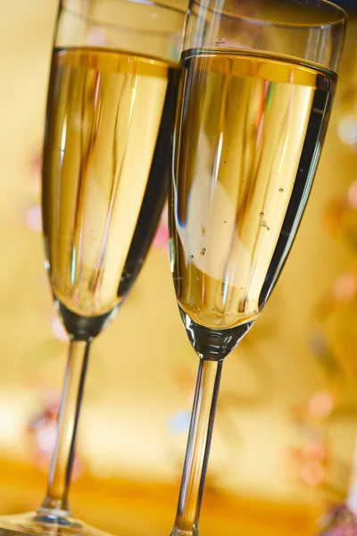 Wijnglazen met koude champagne — Stockfoto