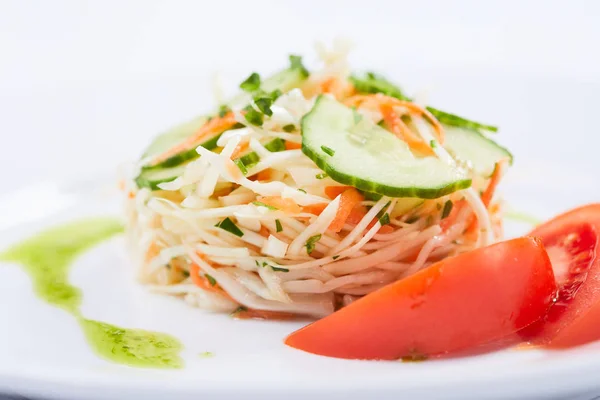 Salada fresca em prato branco — Fotografia de Stock
