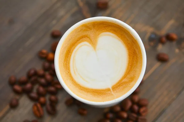 一杯のコーヒーにコーヒーの梁 — ストック写真