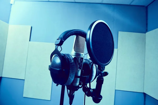 Microfone em estúdio de gravação — Fotografia de Stock